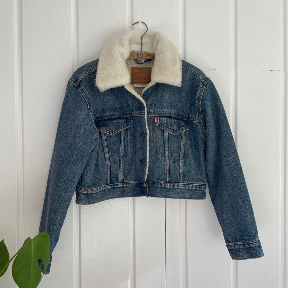 Women’s Levi’s Cropped Sherpa Trucker Jacket
